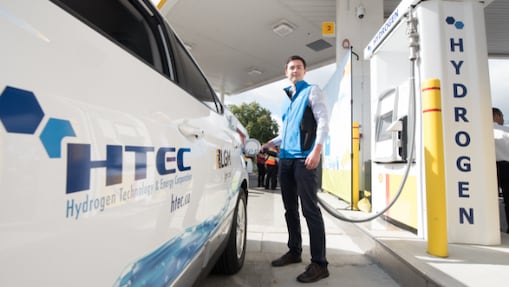 Man refuelling car at a Shell hydrogen refuelling station.