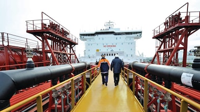 Shell Chemical Magazine Autumn/Winter 2009 global marine logistics Operation