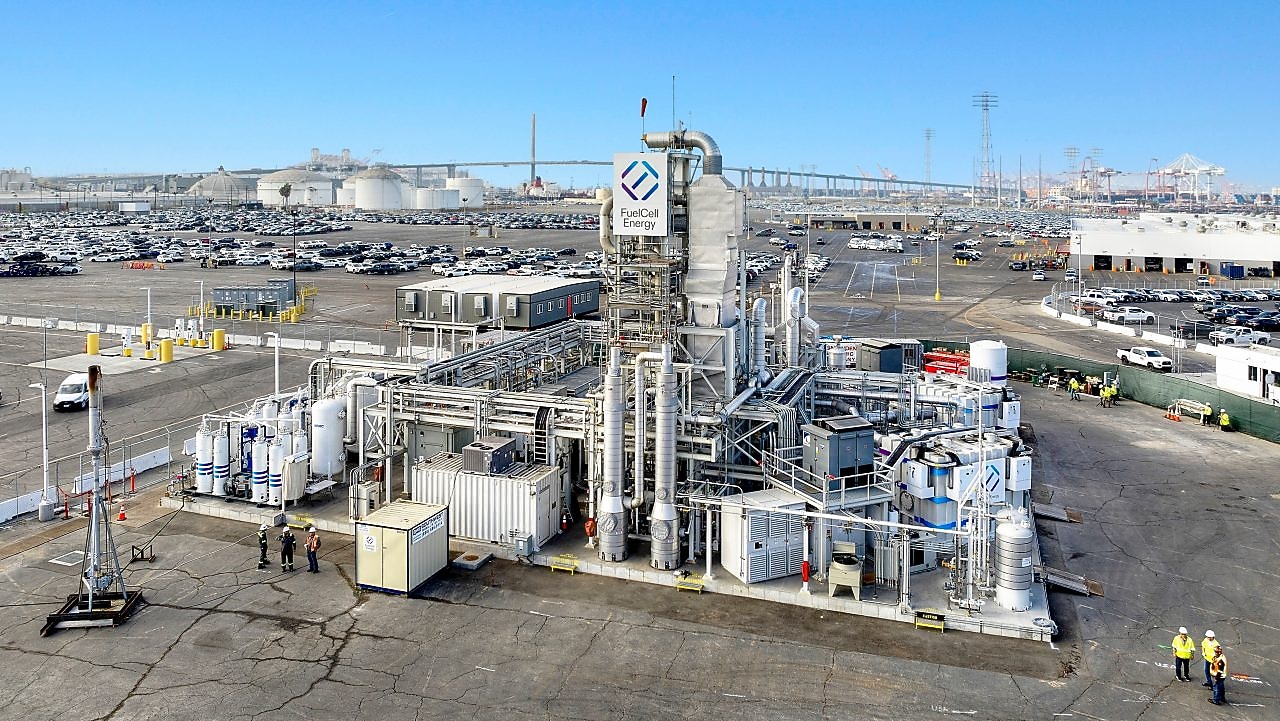 Heavy duty hydrogen fuel-cell electric truck and Toyota Mirai in front of Toyota Logistics Services