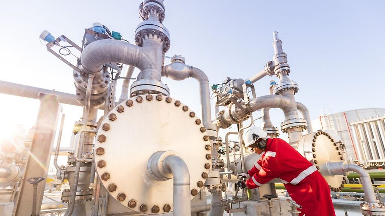 Shell operates its first renewable compressed natural gas (R-CNG) fueling site in the US at Shell’s products distribution complex in Carson, California. The R-CNG comes from Shell’s portfolio of anaerobic digestion projects, including Shell New Energies Junction City, Shell Downstream Galloway and Shell Downstream Bovarius.
