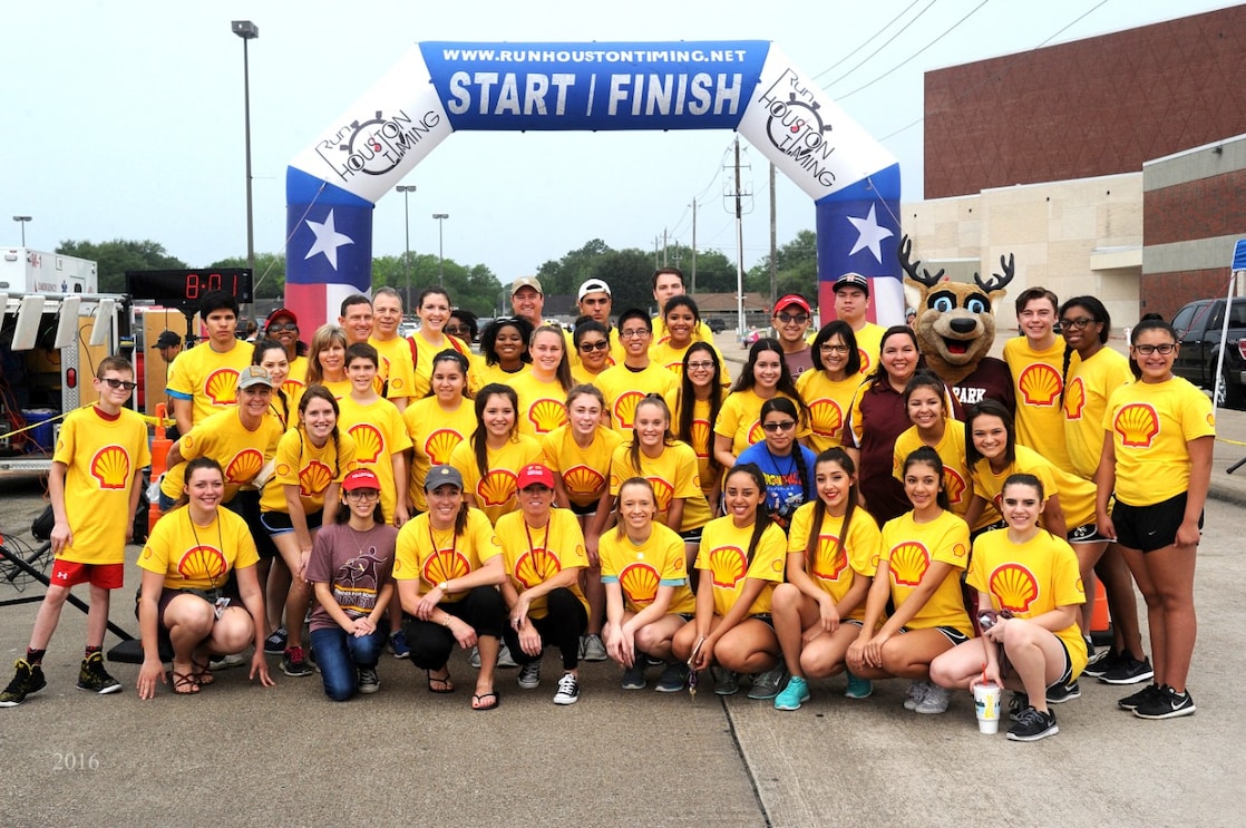 Deer Park students gather around the Strides for Schools start/finish line.