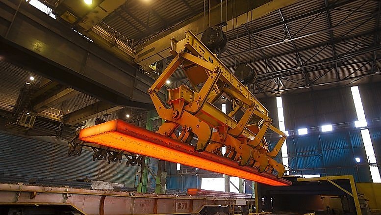 Hydraulic system lifting hot metal sheets in a steel mill