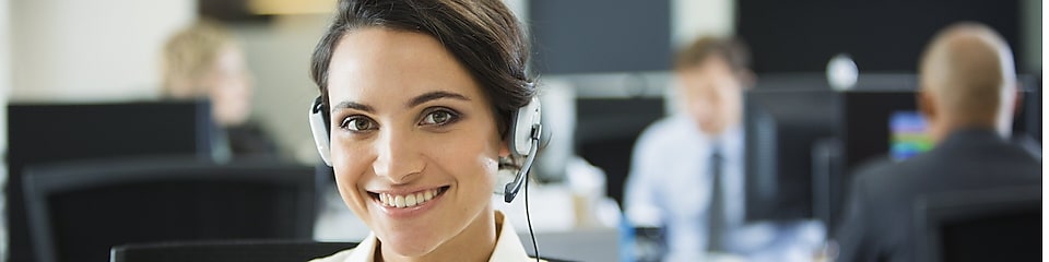 A women working at call support center