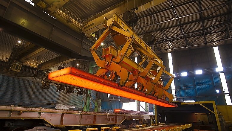 Hydraulic system lifting hot metal sheets in a steel mill