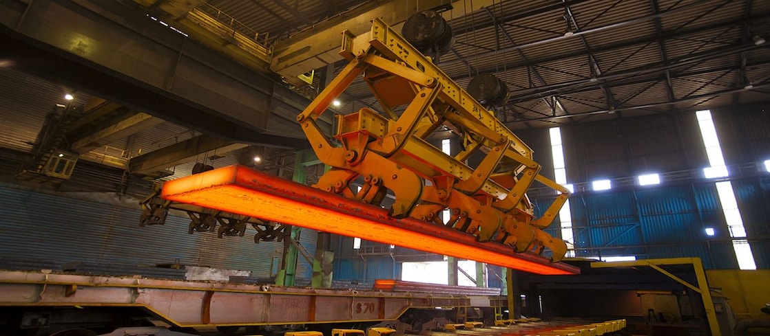 Hydraulic arm moving hot steel bar