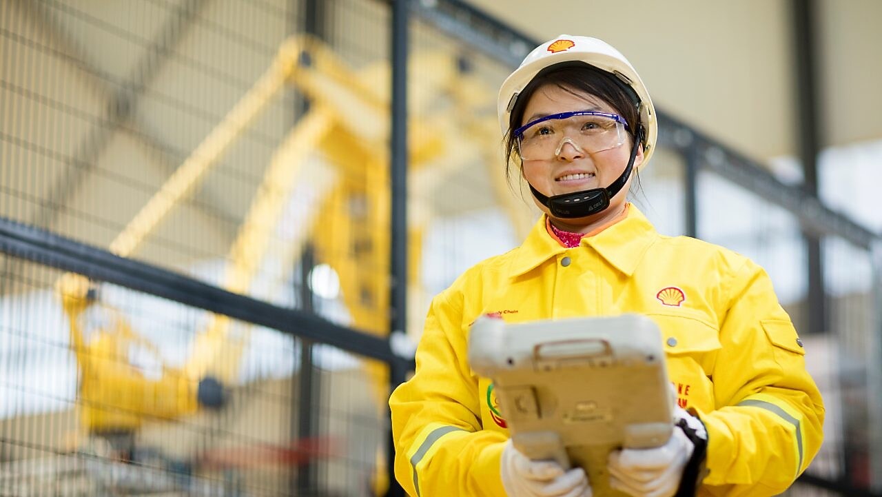 Shell expert performing service