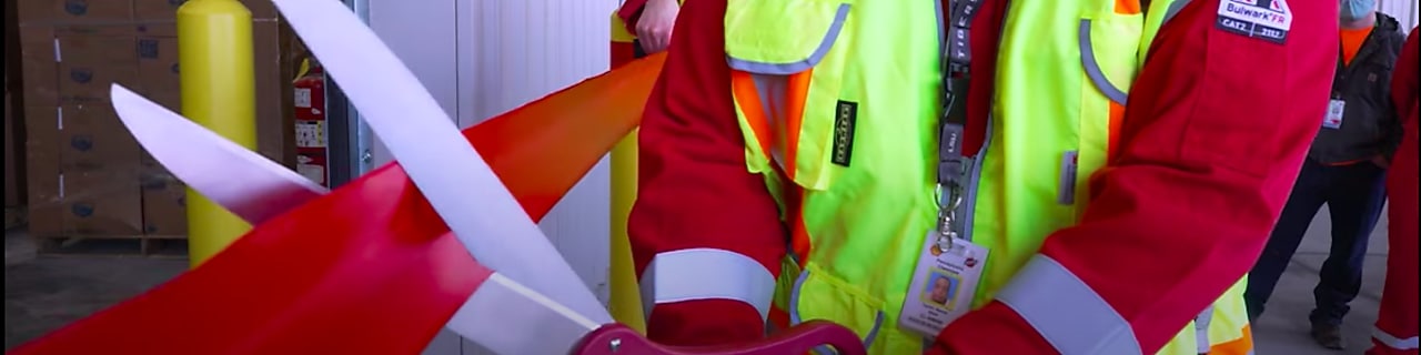 Cutting the ribbon of the central maintenance building