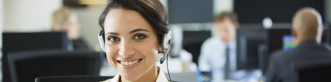 A women working at call support center