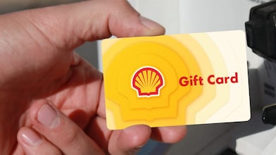 Person inserting Shell Gift Card into reader